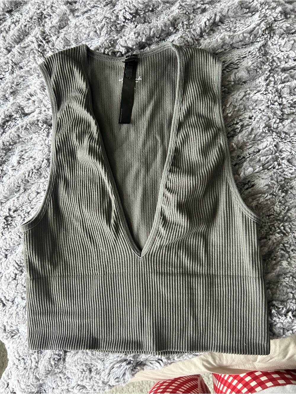 Urban Outfitters Ribbed V-Neck Crop Top - Grey
